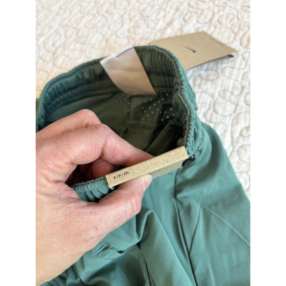 Nike Men's Green‎ Casual Athletic Shorts with Yellow Logo Size Small - Picture 6 of 6